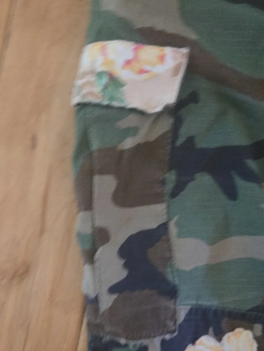 Riley Camo Cargo Pants with Floral Patch Accents - Green .. So 🔥 - Picture 4 of 10
